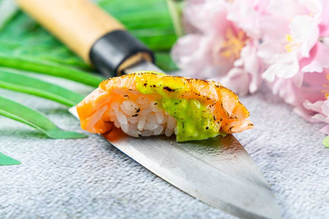 Flamed salmon wasabi nigiri 6tk